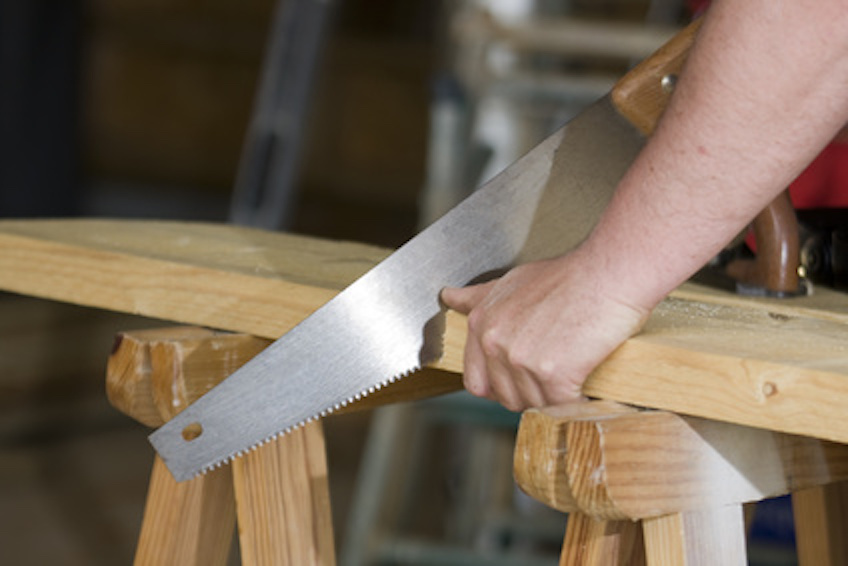 Comment couper du bois avec une scie manuelle : Le guide de pro!